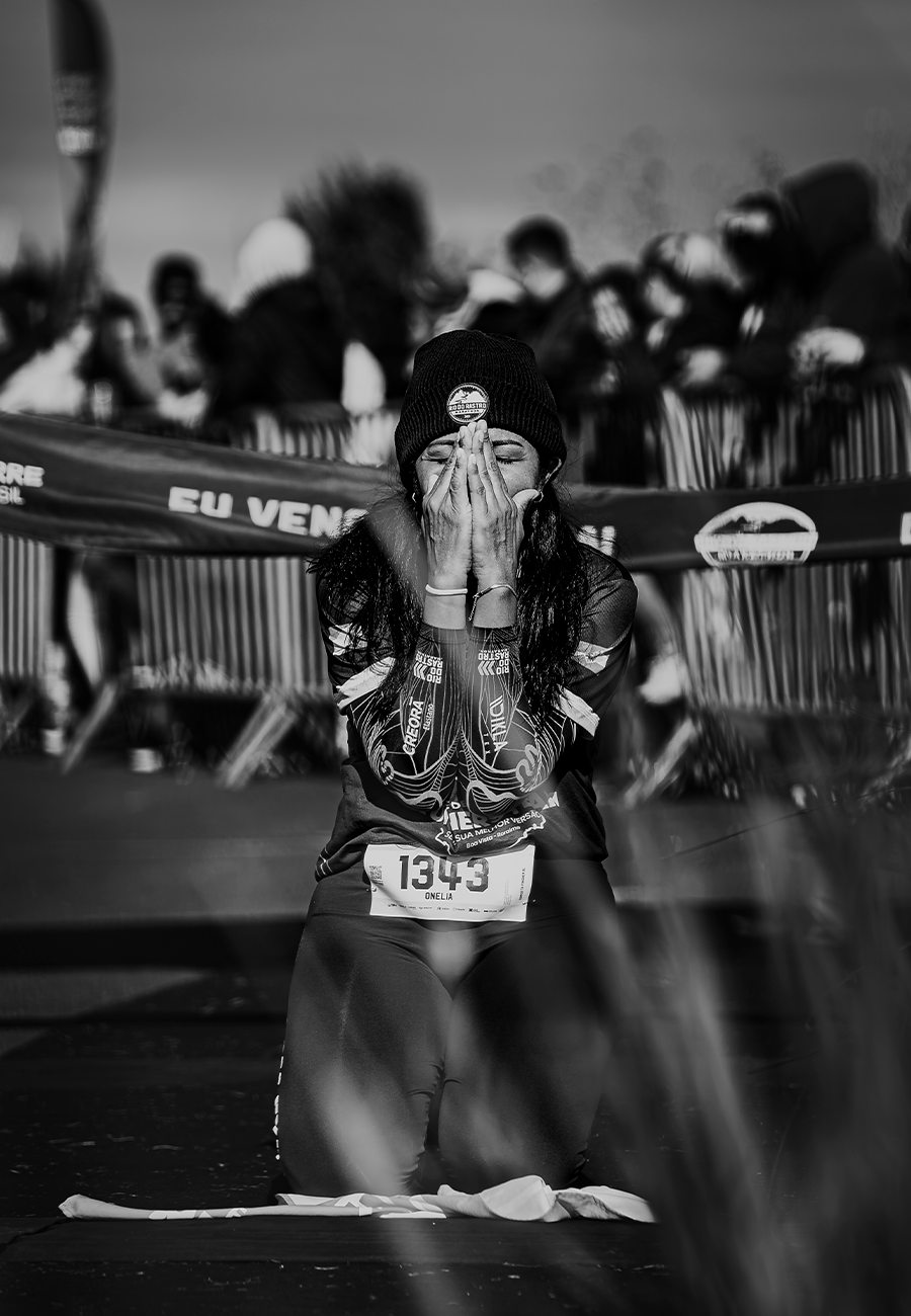 Corredora na linha de chegada Mons Ultra Trail