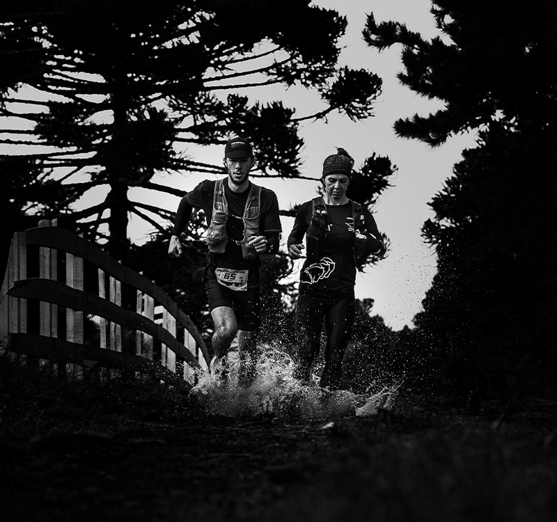 Corredores na trilha Mons Ultra Trail